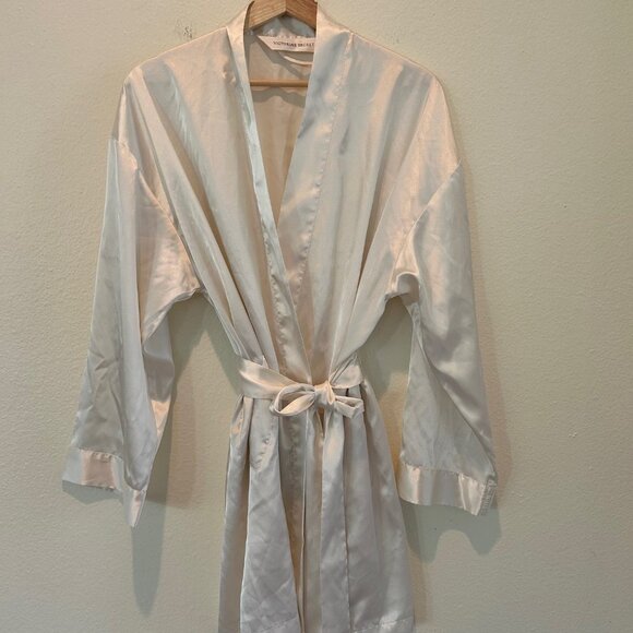 Victoria’s Secret Satin Short Robe Cream One Size Lounge Bridal Sleepwear - Picture 2 of 7